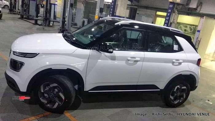 Hyundai Venue white black dual tone arrives at dealer - Video review