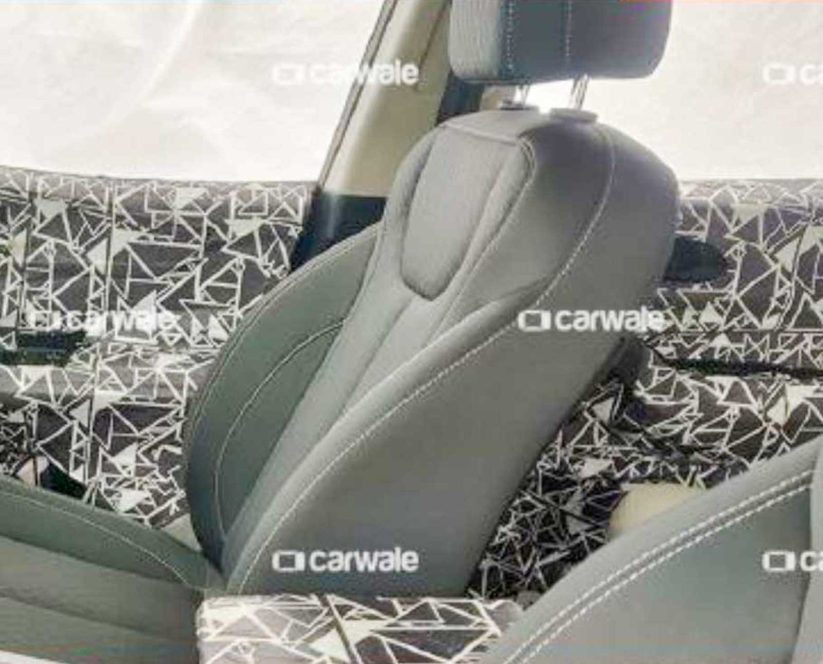 2020 Mahindra XUV500 front seats
