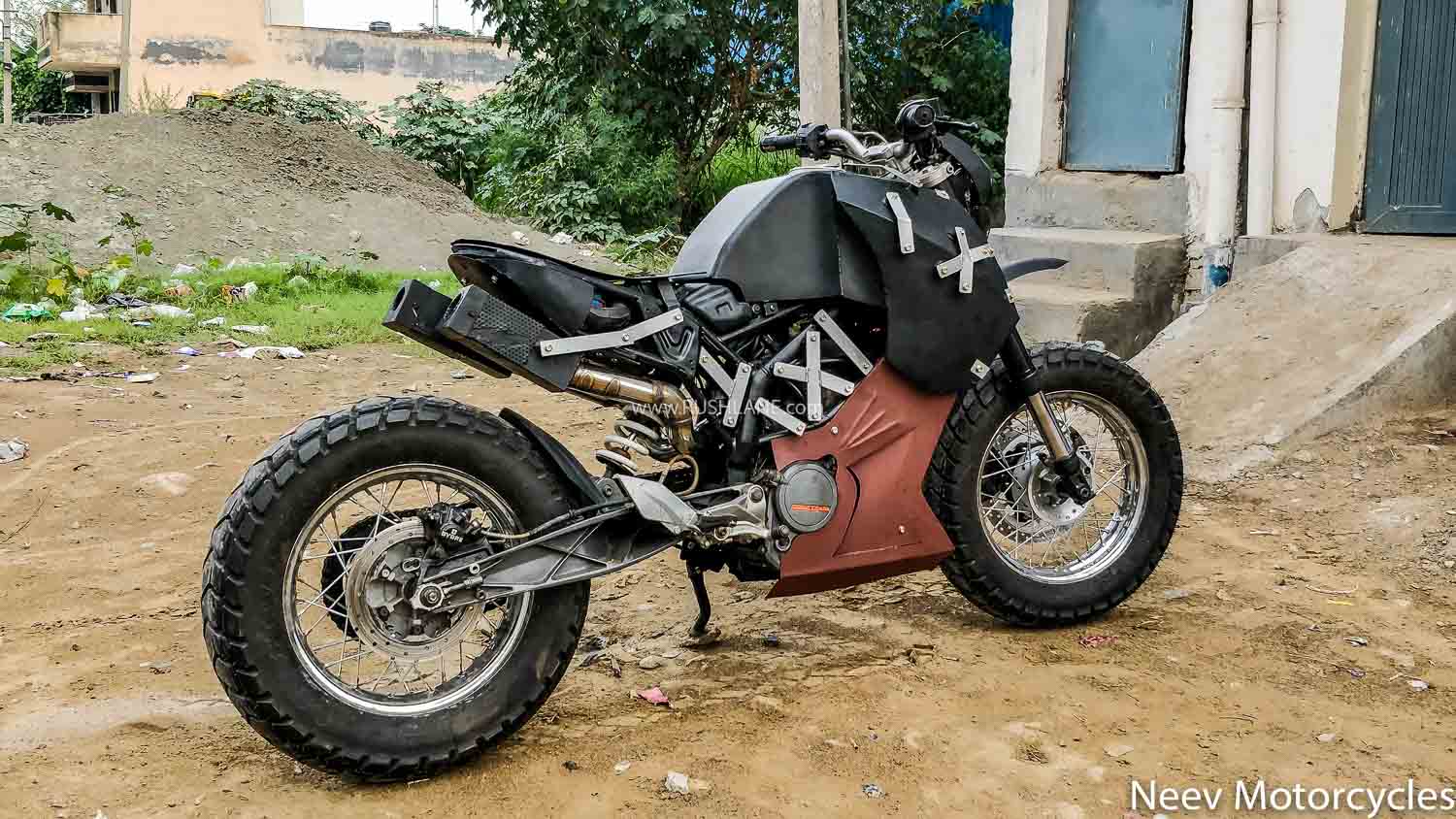 KTM Duke 200 modified to feature in a movie - Video