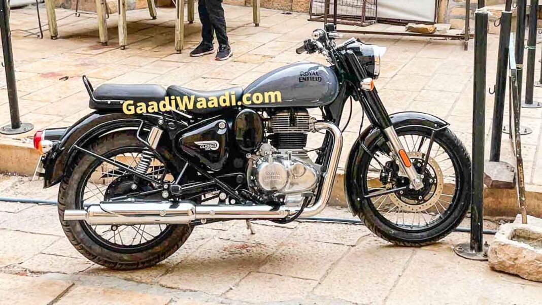 2021 Royal Enfield Classic 350 Single And Dual Seat Spied - New Colours